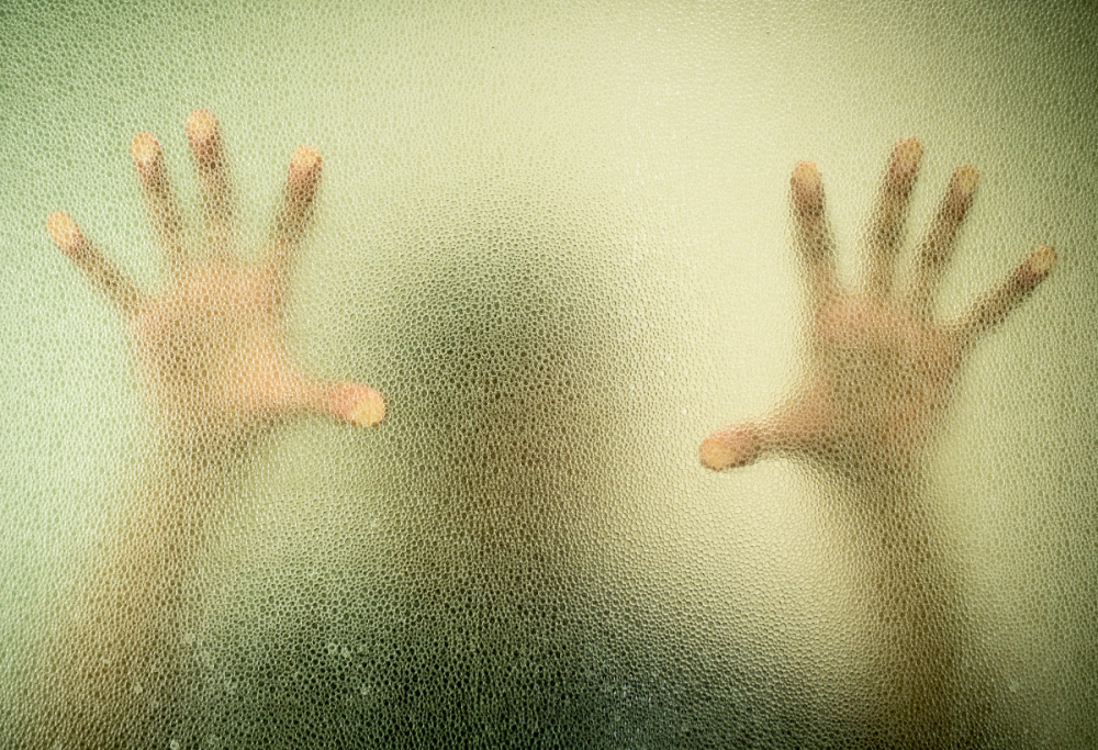 Threesome paranormale: lei, una donna… e il fantasma del marito