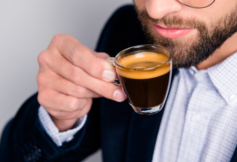 Esageri con i caffè? Sbagli: ecco cosa succede davvero al tuo corpo