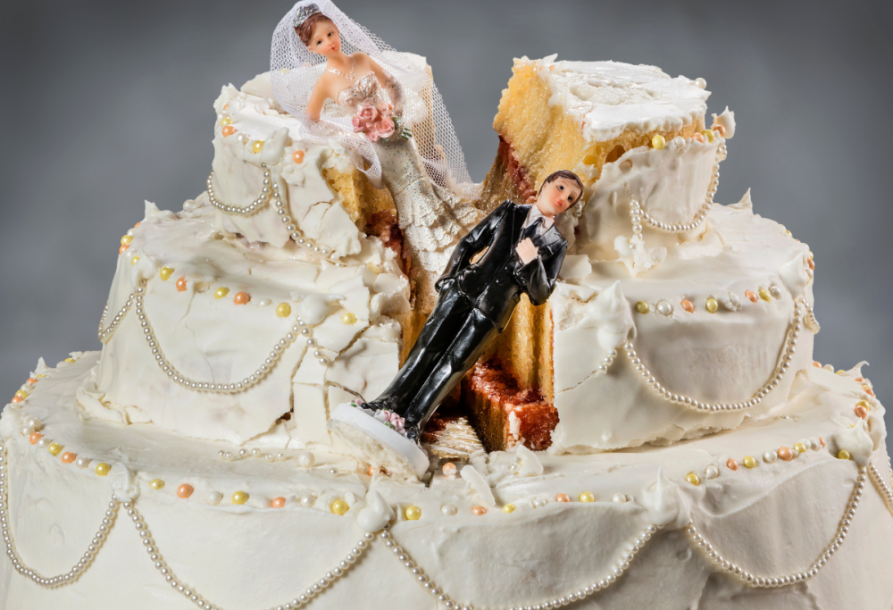 Truffa d’amore: lo sposa a sua insaputa e gli manda il certificato