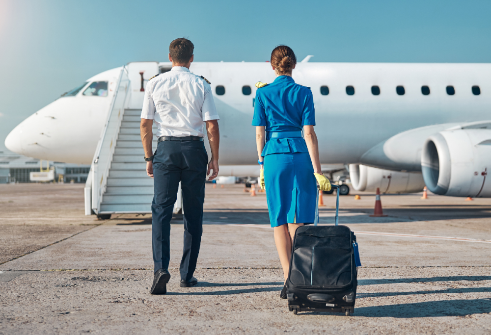 Sesso tra piloti e hostess in volo: la rivelazione virale