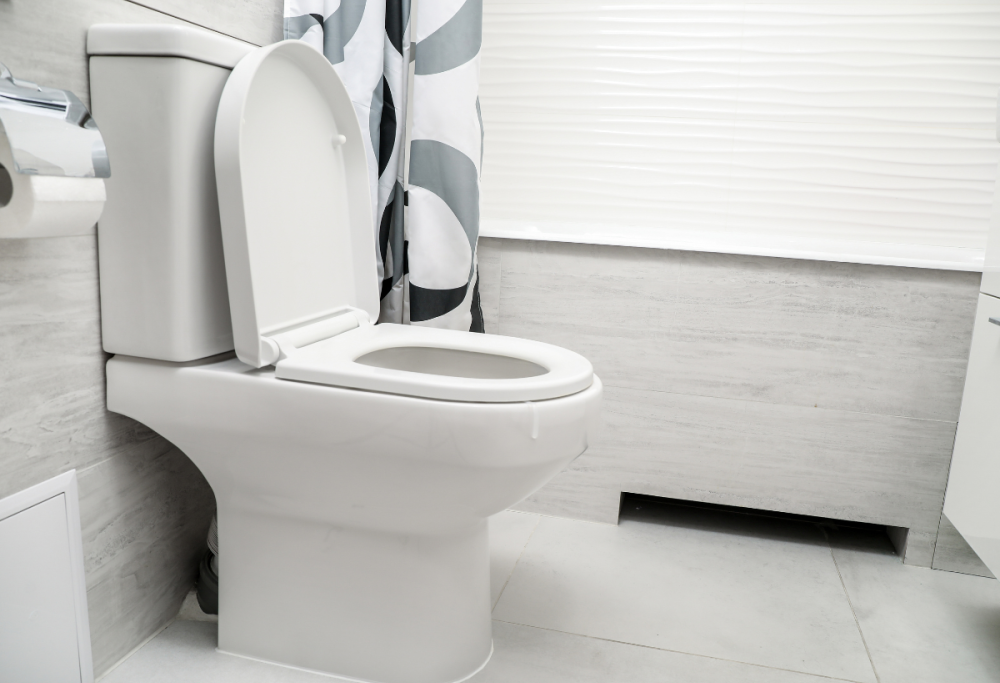 Eviti la candeggina nel bagno: perché gli esperti sconsigliano l’uso