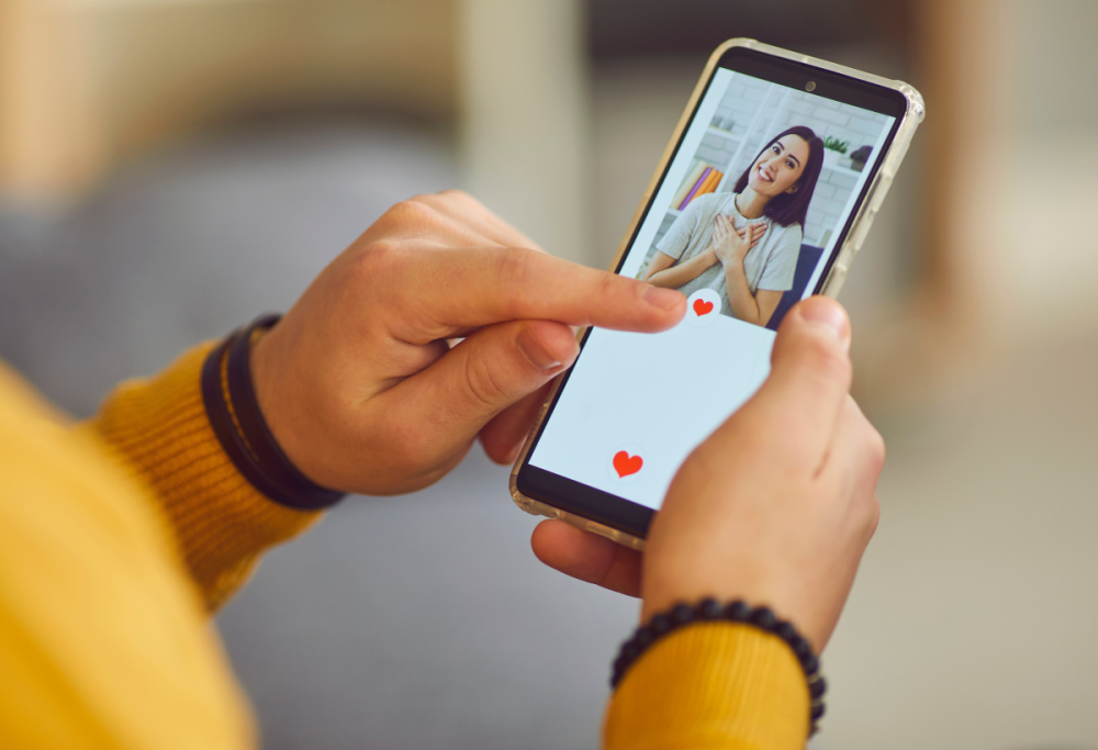 Chi ti spia con un profilo fake? La verità che nessuno ti dice