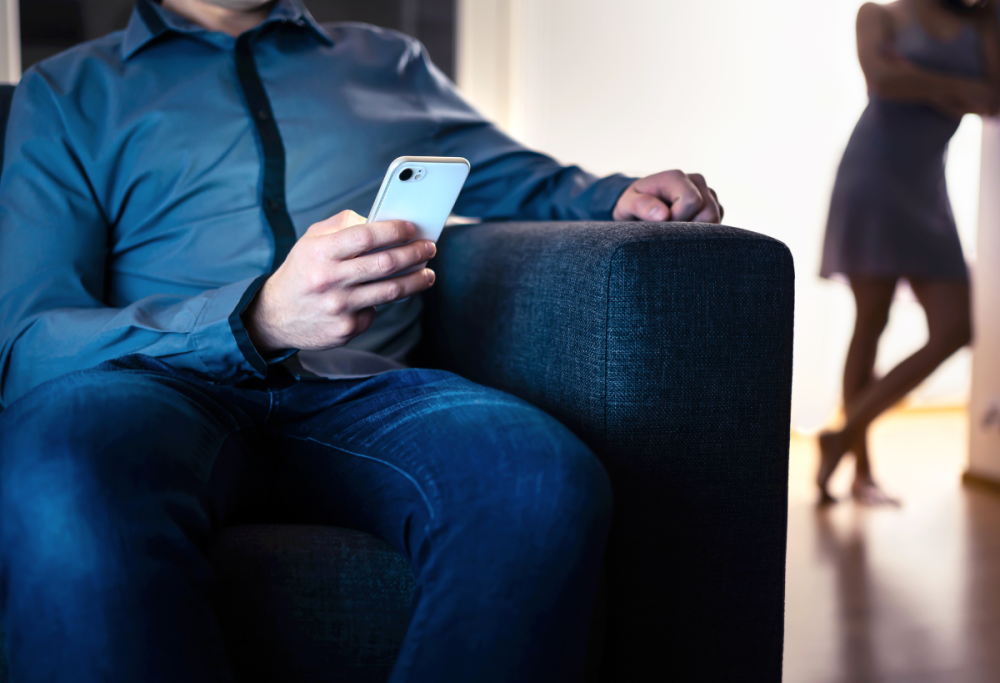 Il partner inizia a usare spesso i contanti? Forse ti sta tradendo