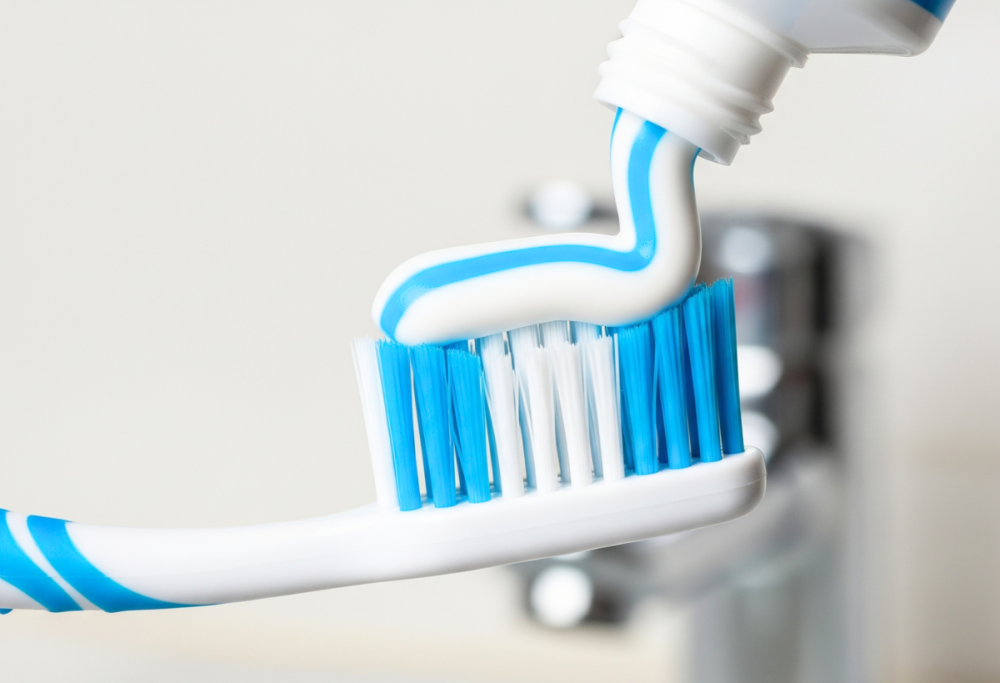 Capelli nel dentifricio: così la cheratina può salvarti i denti