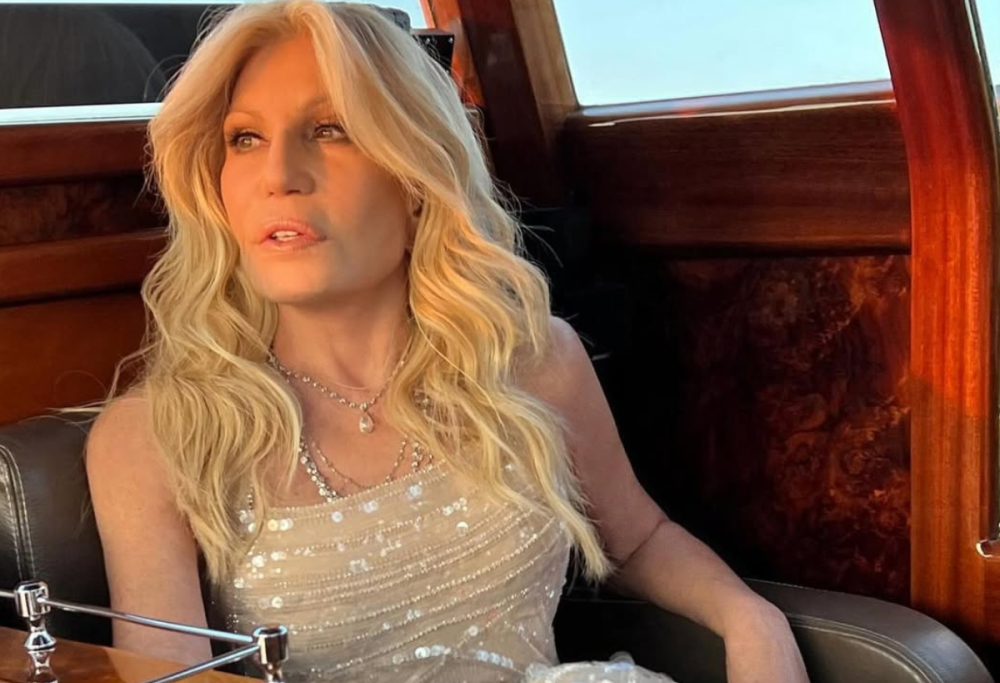 Donatella Versace irriconoscibile con un volto nature a 70 anni