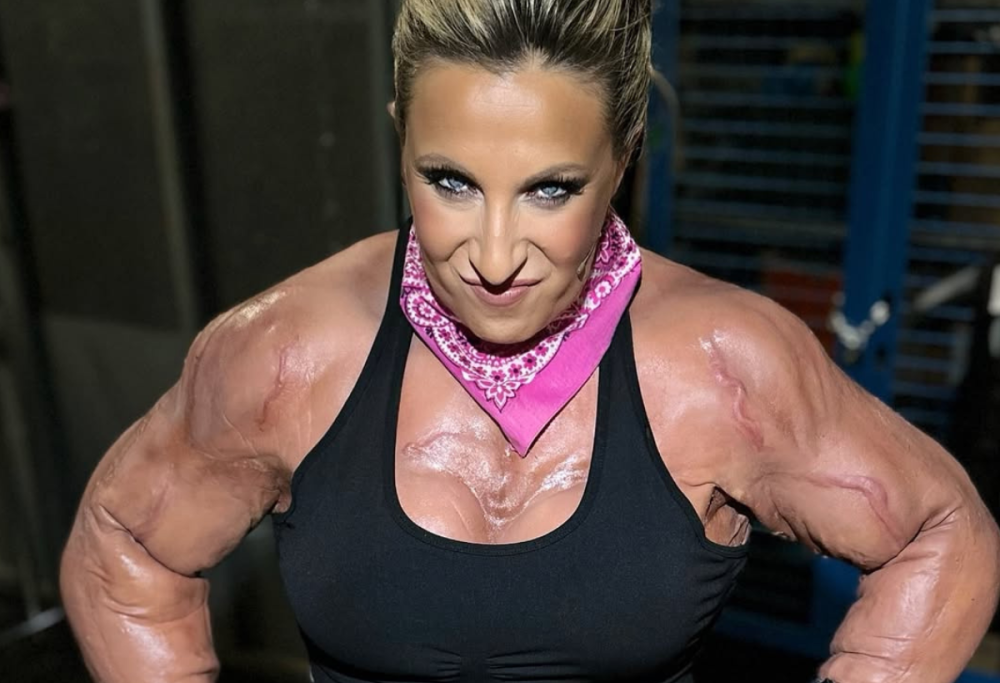 Katia Follesa smaschera una truffa con una foto virale da bodybuilder