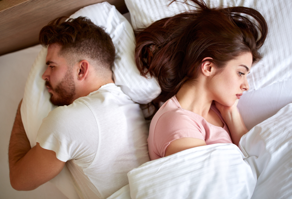 Le donne dormono peggio vicino al partner: lo dice la scienza