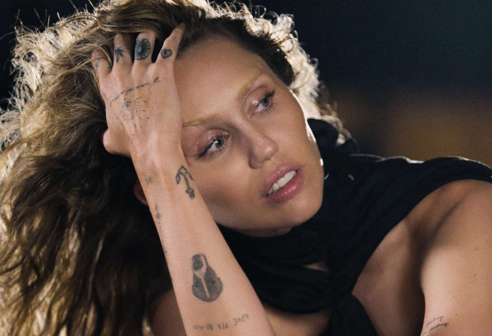 Miley Cyrus torna con “Something Beautiful (Deluxe)” e due inediti