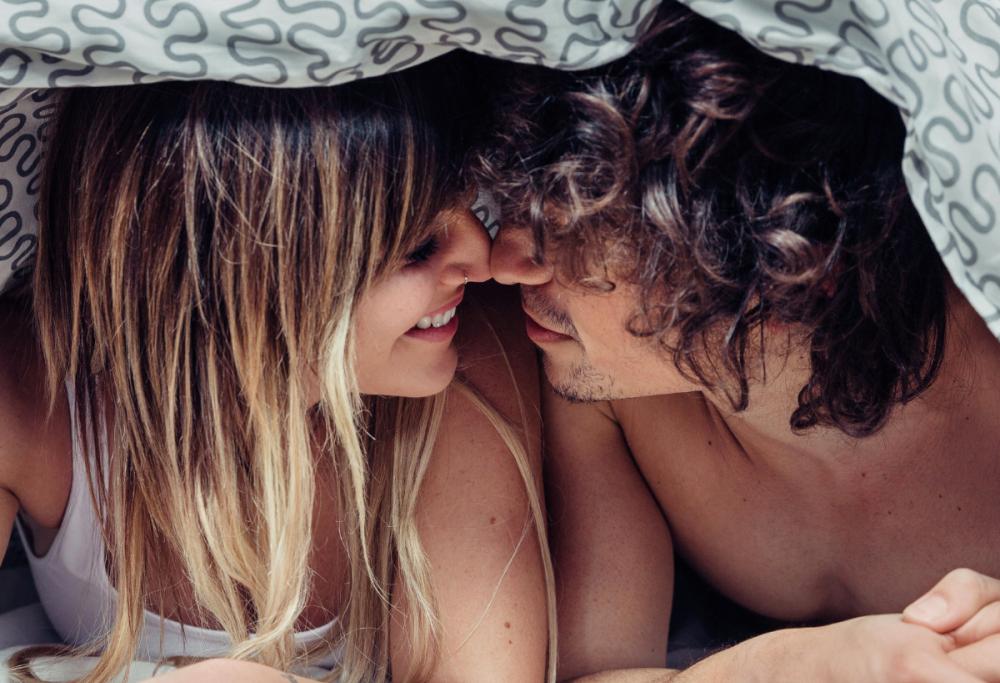 Perché la Gen Z non fa sesso e pensa solo ai social? L'accusa