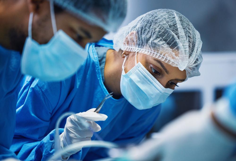 8 anni con un coltello nel petto: lo scopre per caso in ospedale