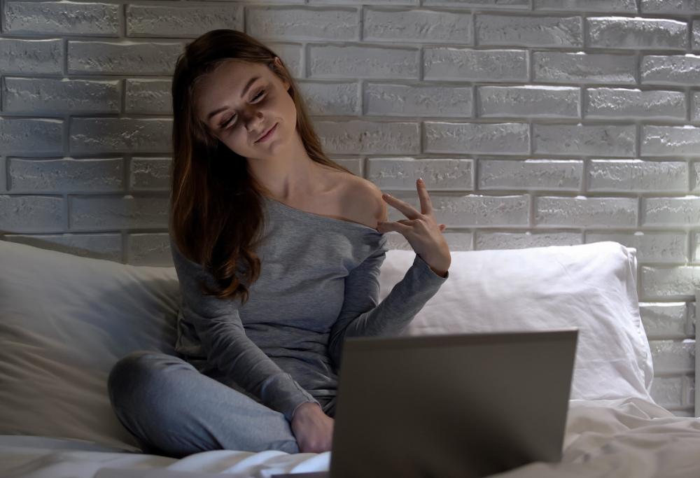 Siti con contenuti per adulti: controllo età obbligatorio dal 12 novembre