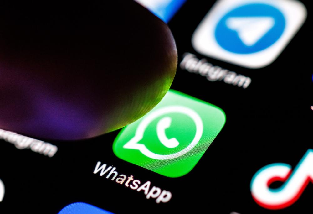 Sticker WhatsApp con le facce: si rischia denuncia e multa salata