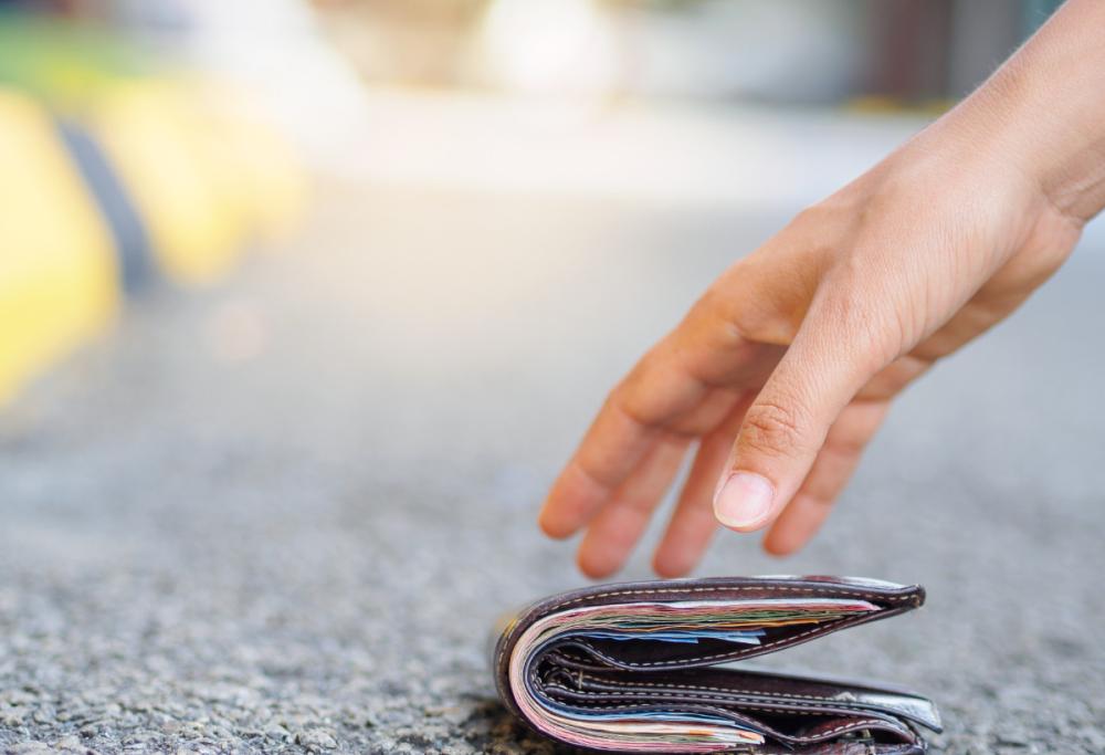 Riceve lo stipendio di tutti per errore e decide di tenerselo