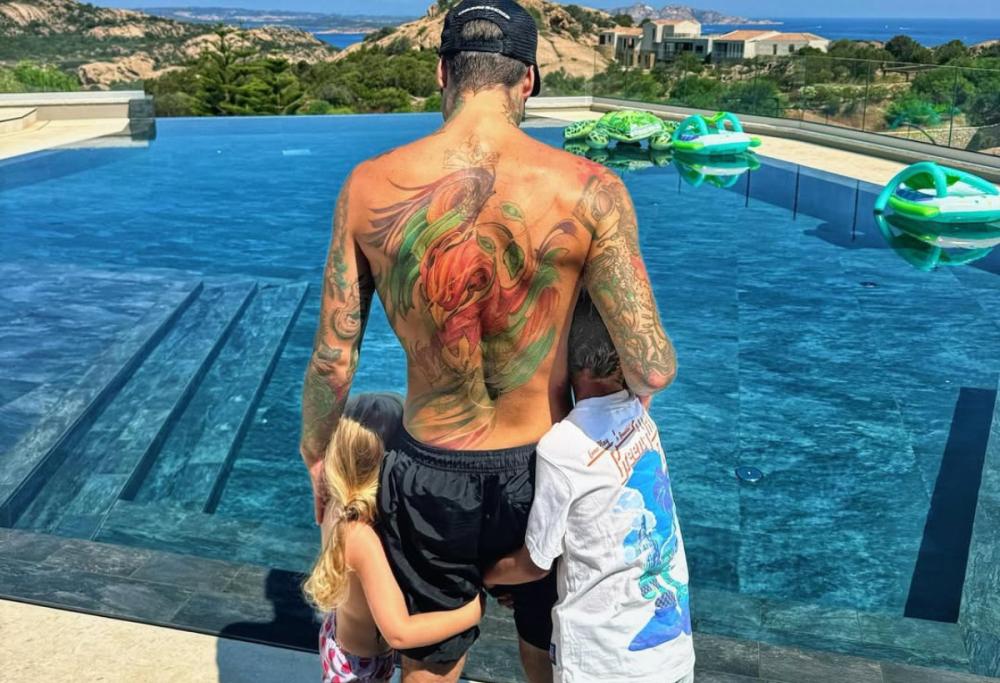 Fedez si tatua un dragone sul fianco: il significato del tatuaggio