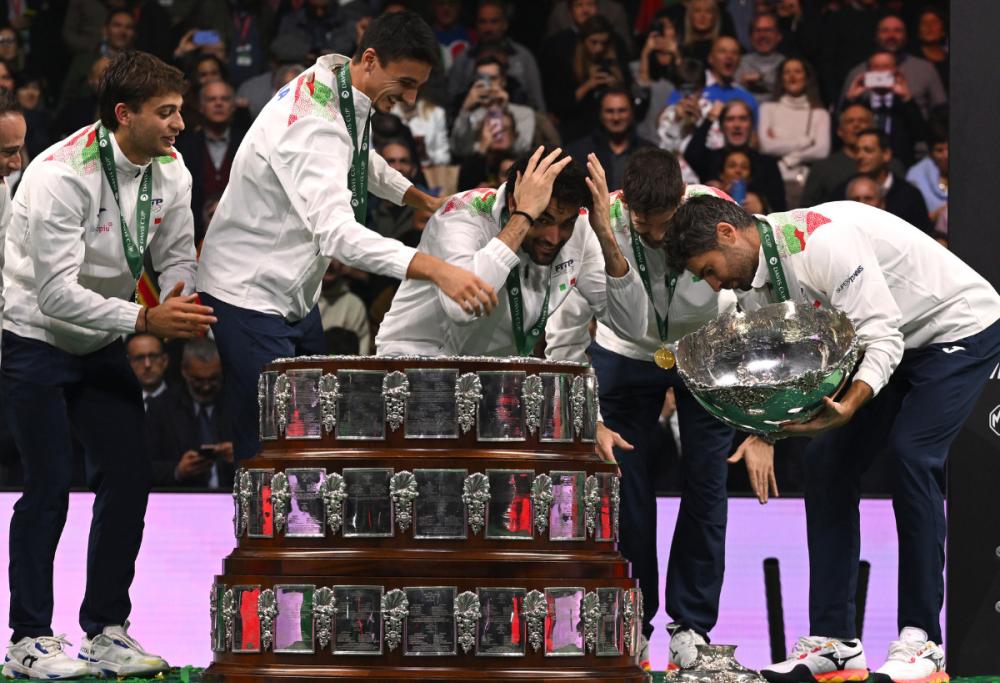 Coppa Davis, l’Italia “rompe” l’insalatiera durante la premiazione