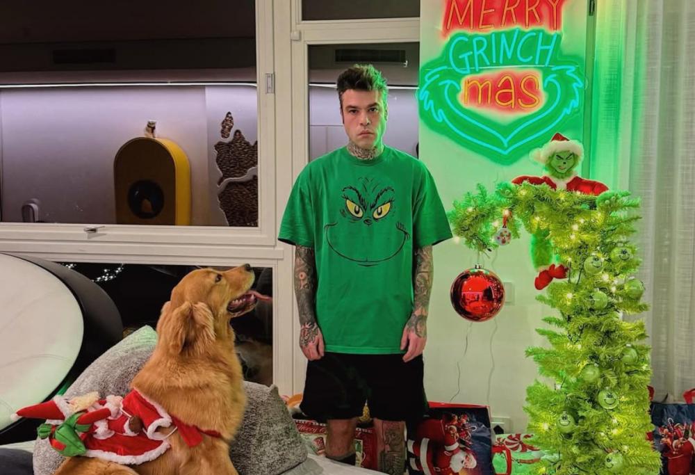 Fedez e l&rsquo;anti-Natale ispirato ai film: le sue decorazioni alternative