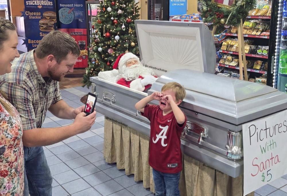 Il Babbo Natale pi&ugrave; strano del web &egrave; sdraiato in una bara