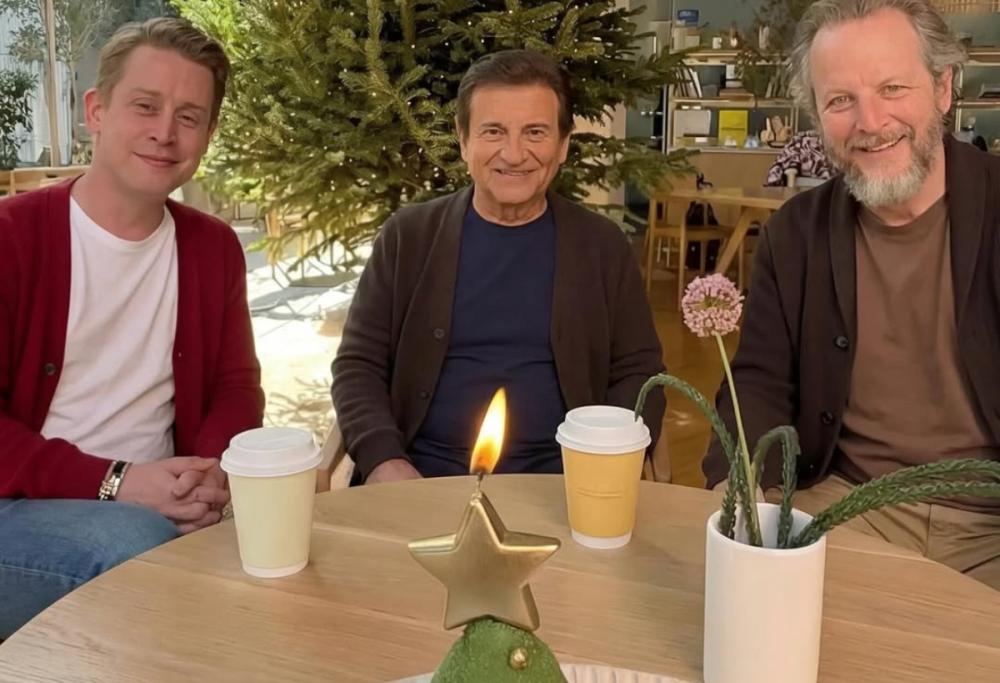 &ldquo;Mamma, ho perso l&rsquo;aereo&rdquo;, la verit&agrave; sulla foto reunion con l&rsquo;IA