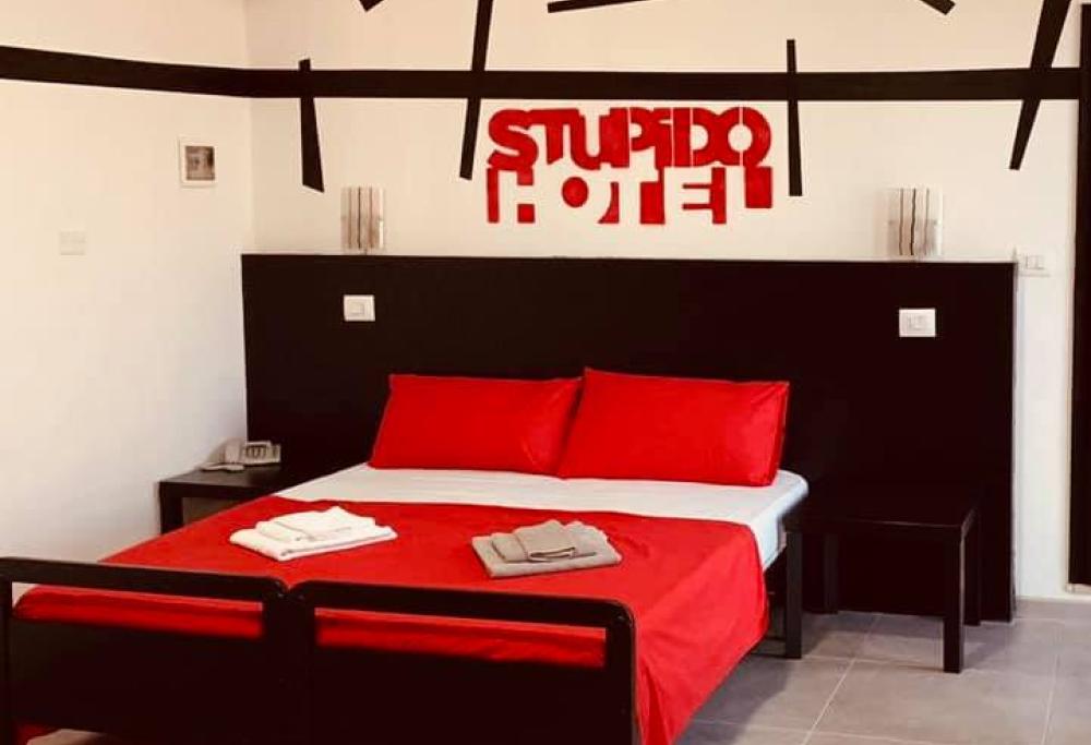 Un albergo di Rimini propone notti a 1 euro ai clienti che vorranno farsi spiare 24/24h 