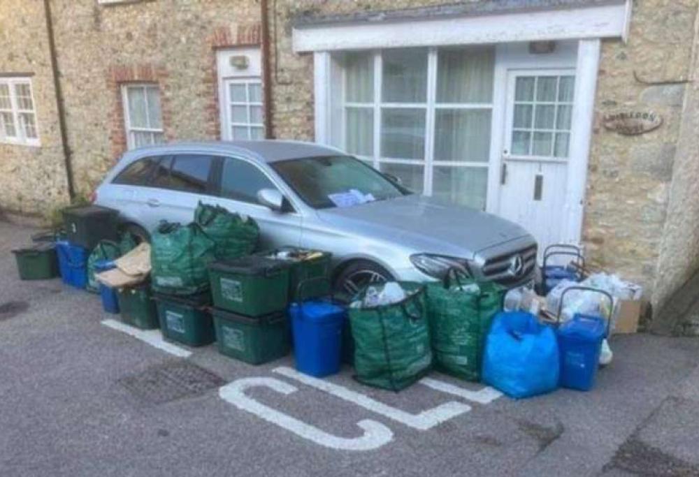 Parcheggia la Mercedes in divieto di sosta bloccando il camion della nettezza urbana