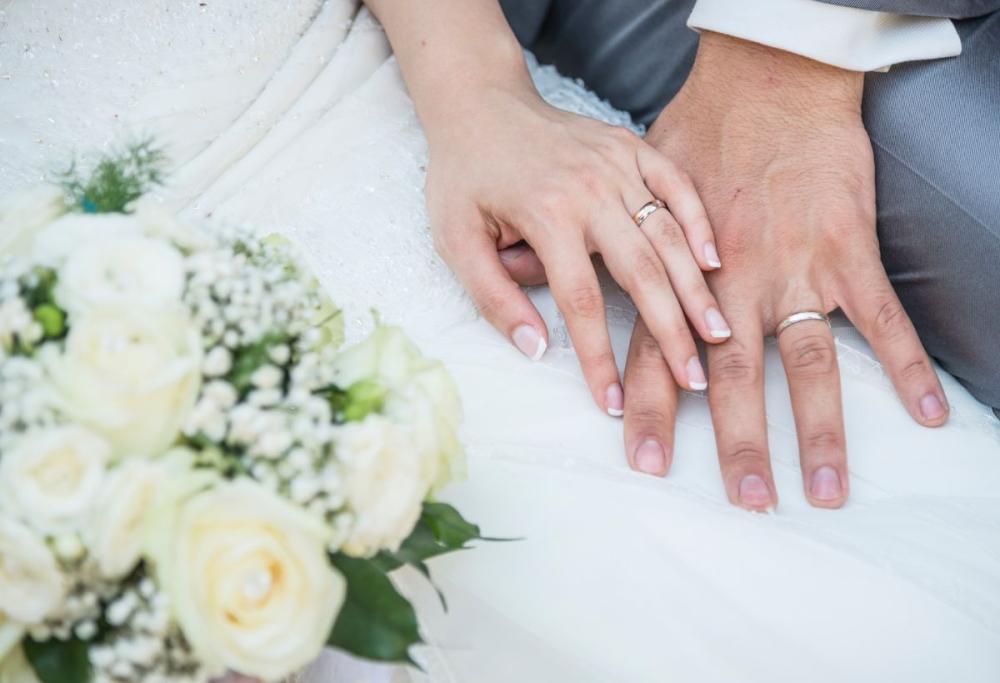 Lasciata dopo le nozze: “Tra me e mia suocera ha scelto lei”