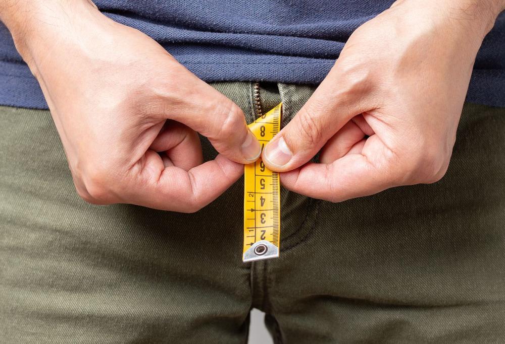 Gli uomini esagerano sulla lunghezza del proprio pene: lo studio