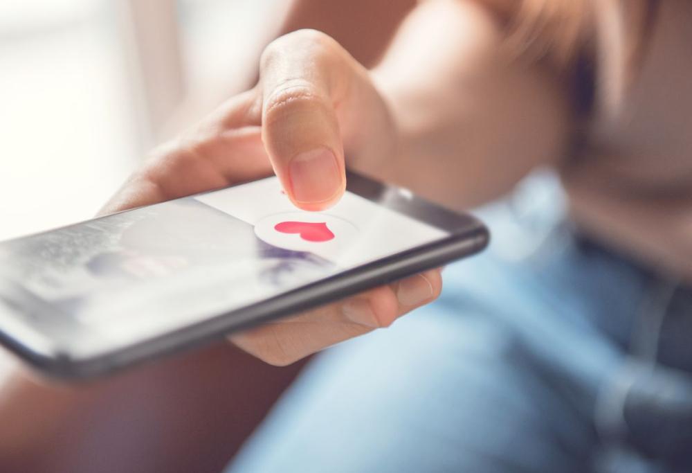 Frode sentimentale: il pericolo dei “finti” adescamenti online