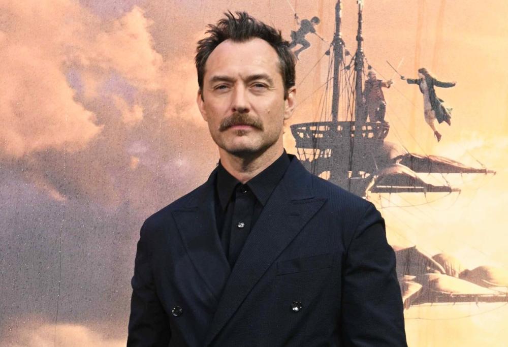 Jude Law diventa Capitan Uncino per amore del figlio… di 27 anni