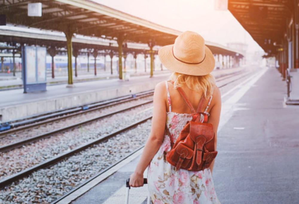 Il marito non l’aiuta in casa: lei va in vacanza e lo lascia solo