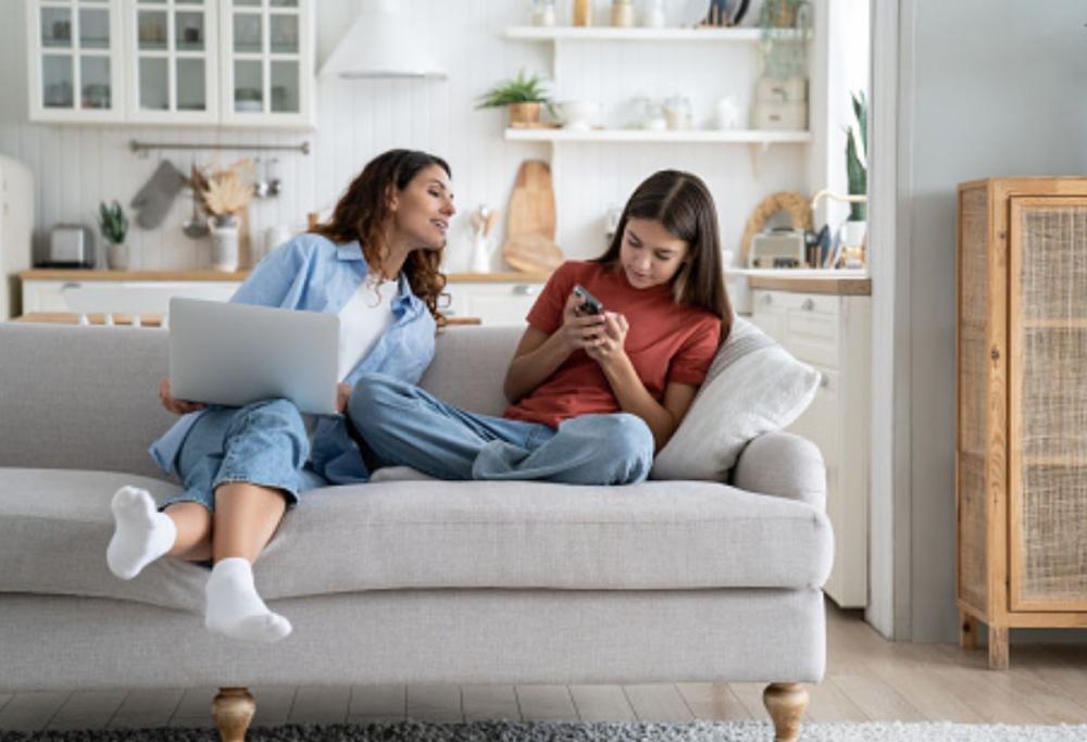 Mamma tiene sotto controllo i figli spiando i loro telefoni: la storia