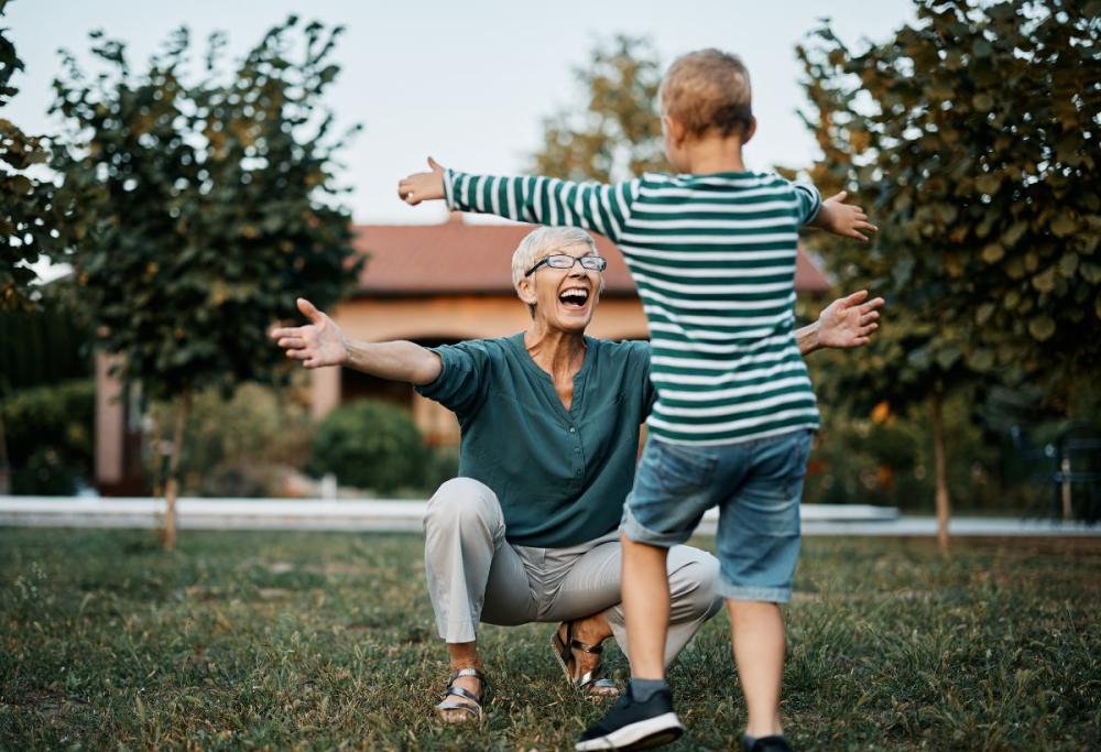 Nonna chiede alla figlia un lauto compenso per fare da babysitter al nipote