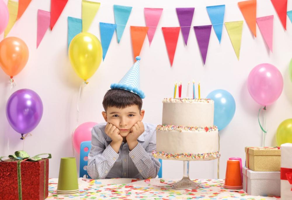 Nessuno va al compleanno del figlio: arrivano regali da sconosciuti