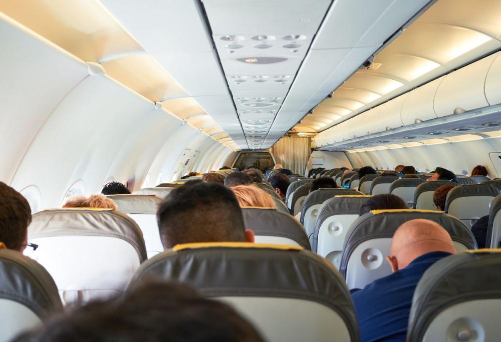 Lui viaggia in prima classe, moglie e figli in economy: la storia