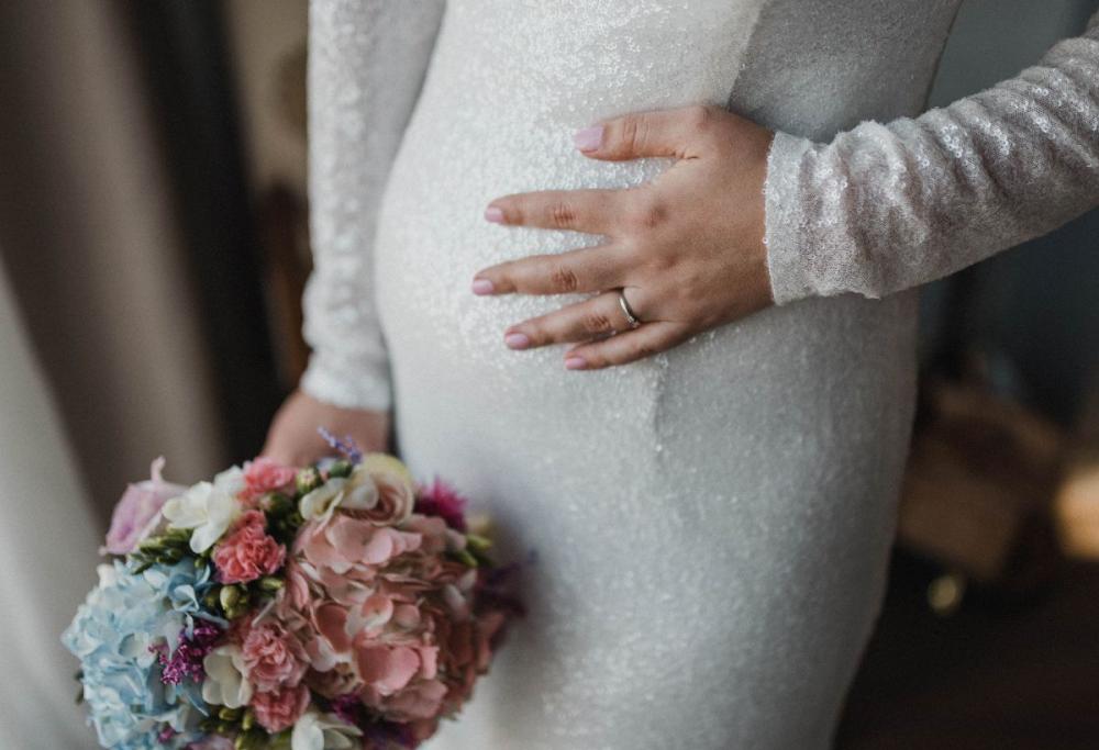 Incinta (di un altro) all’addio al nubilato: “Mi ha sposata comunque”
