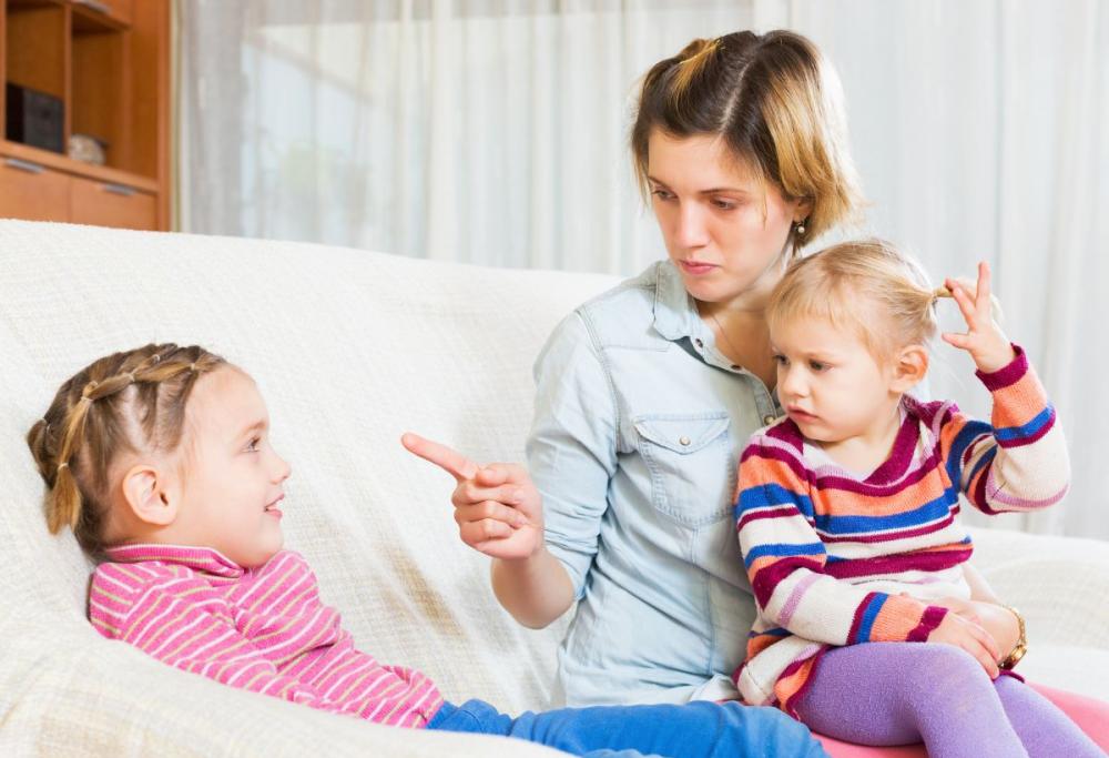 Mamma lascia dire alla figlia tutte le parolacce che vuole: il caso
