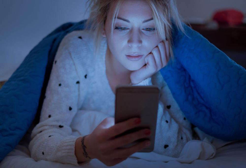 La luce blu degli schermi può accelerare l'invecchiamento: la scoperta