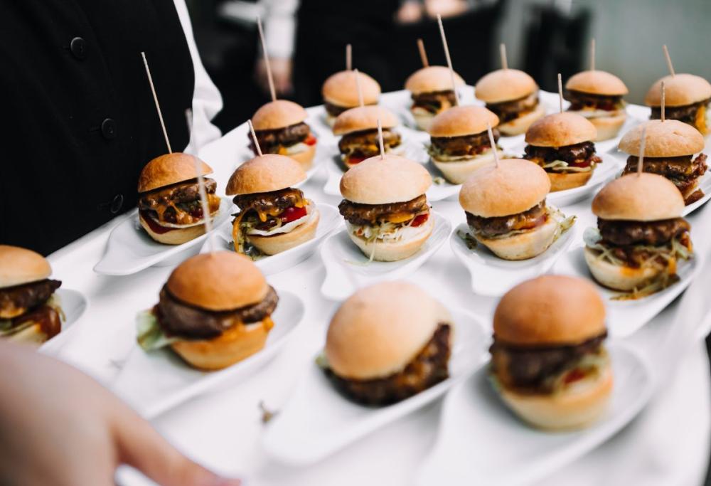 Sposi ordinano cheeseburger e patatine per il loro matrimonio