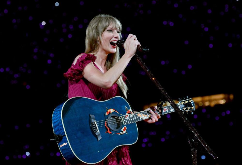 Taylor Swift dimentica il testo di “Last Kiss” durante un concerto