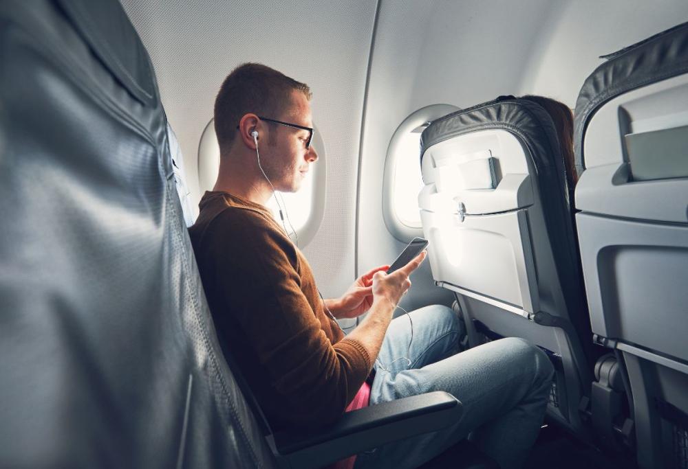 Racconto shock: “Il mio vicino in aereo stava guardando un porno”