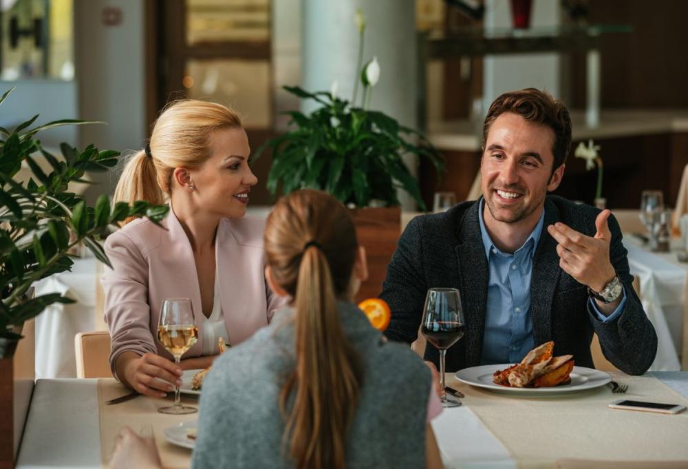 Al ristorante paga il conto per loro: “Siete una bella famiglia”