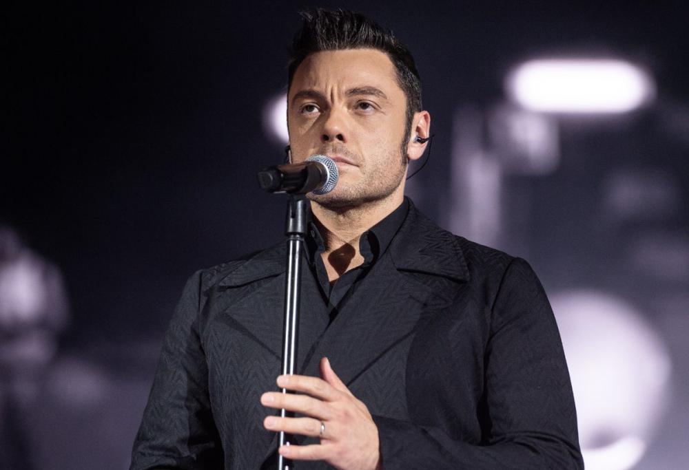 Tiziano Ferro annuncia: “Dovrò operarmi alle corde vocali”