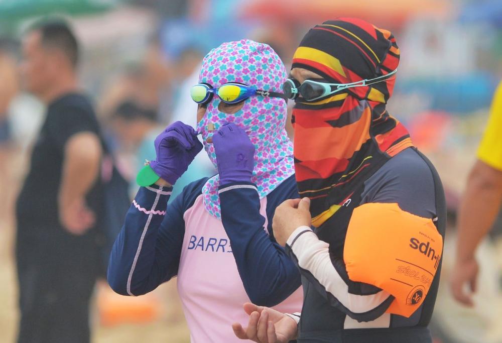 Facekini da spiaggia: la nuova moda per combattere il caldo