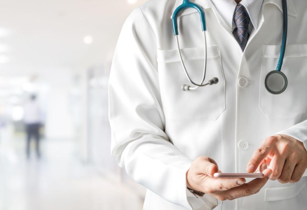 Medico in pensione distrugge il telefono: “Reperibilità? Un incubo”