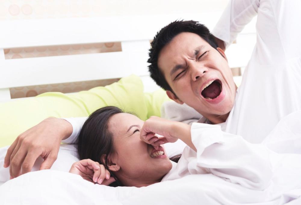 Perché al mattino abbiamo l’alito pesante? Le cause e i rimedi