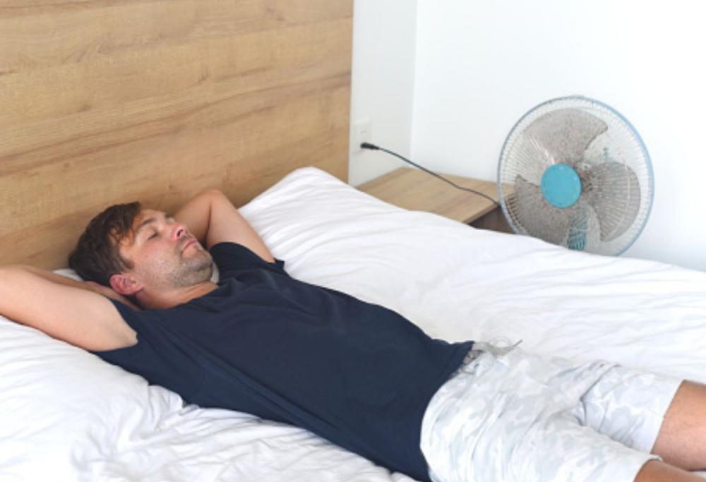 Perché non dovremmo dormire con il ventilatore acceso di notte