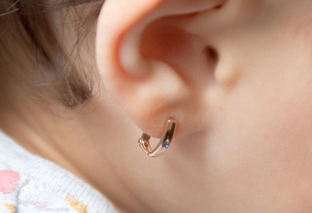 Fa i buchi alle orecchie alla figlia neonata: il web la prende di mira