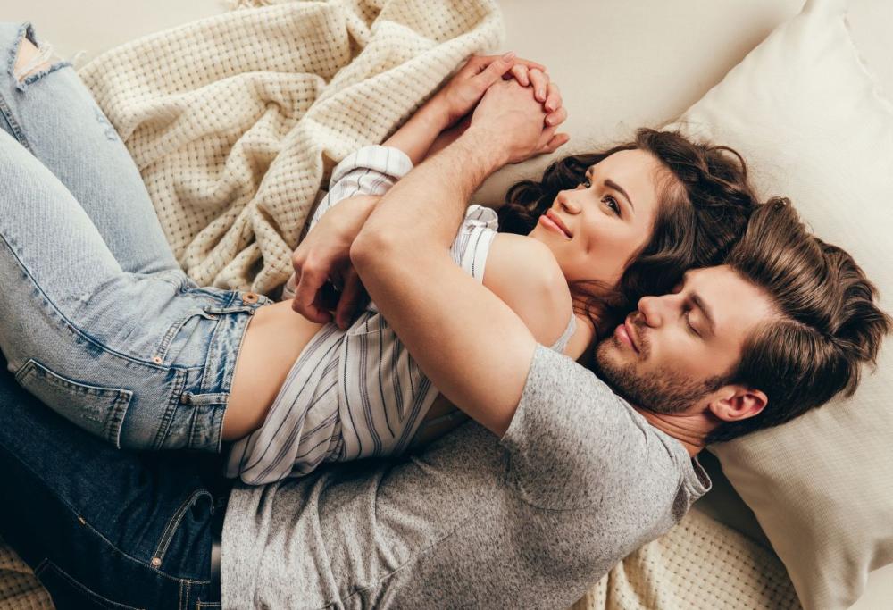 Finge di essere gay per conquistarla: "Ha tradito la mia fiducia"