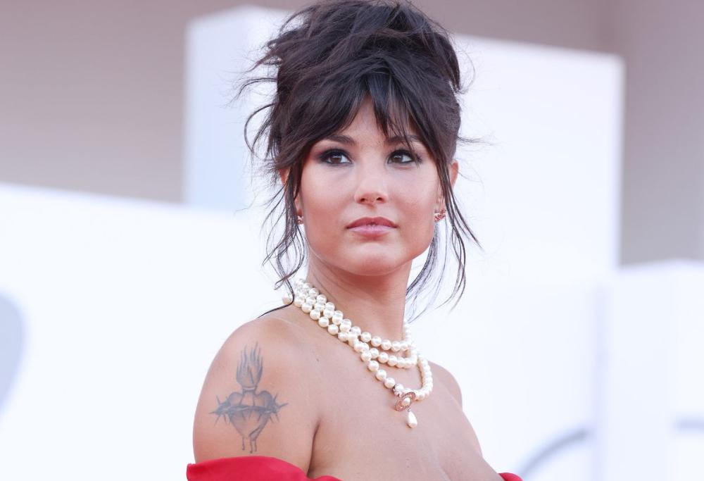 Giorgia Soleri al Red Carpet di Venezia, la polemica sui peli