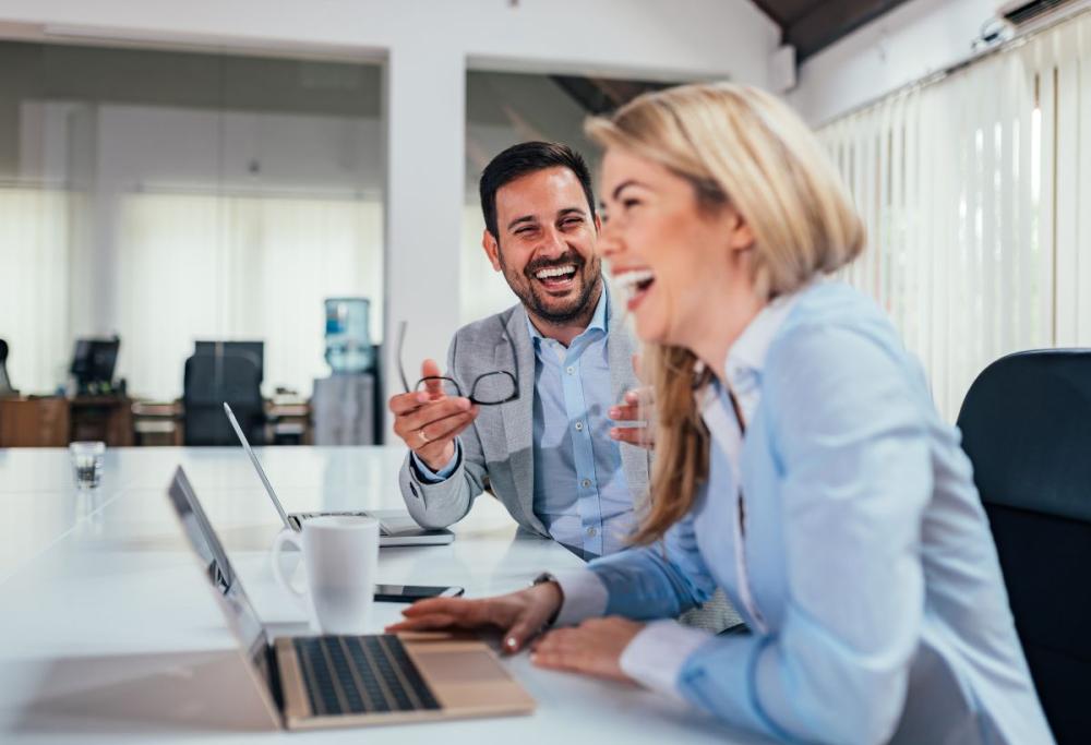 Ridere con i colleghi fa bene, aiuta a lavorare meglio: lo studio