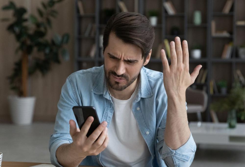 Licenziato per aver lasciato il gruppo WhatsApp di lavoro: la storia